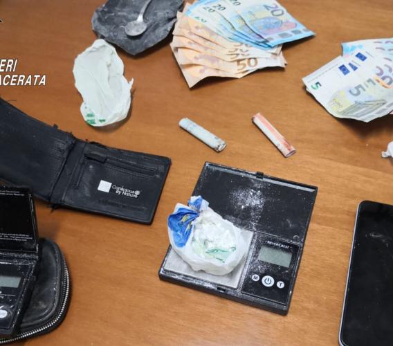Castelraimondo, arrestato 44enne per spaccio di cocaina: rifiuta test tossicologici e guida con patente sospesa