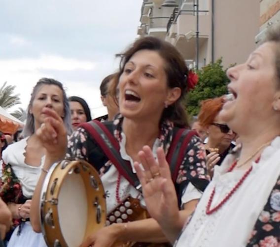 "Li Matti de Monteco" portano i colori della tradizione a “Pro Loco in Festa” "Li Matti de Monteco" portano i colori della tradizione a “Pro Loco in Festa”
