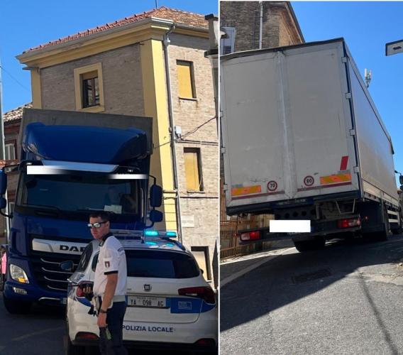 Macerata, camion bloccato nella salita di Borgo San Giuliano: traffico in tilt Macerata, camion bloccato nella salita di Borgo San Giuliano: traffico in tilt