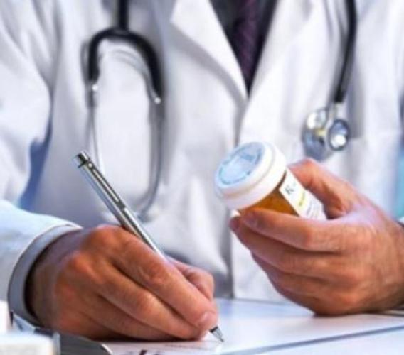 Medico che chiede soldi per il rilascio di un certificato di astensione dal lavoro: quali le responsabilità? Medico che chiede soldi per il rilascio di un certificato di astensione dal lavoro: quali le responsabilità?
