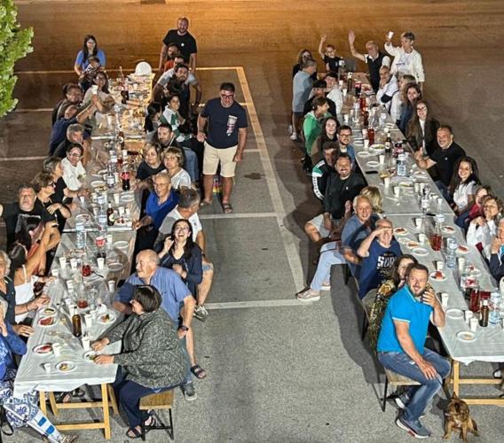 Treia, Chiesanuova in festa: le vie si uniscono per una cena di quartiere indimenticabile Treia, Chiesanuova in festa: le vie si uniscono per una cena di quartiere indimenticabile