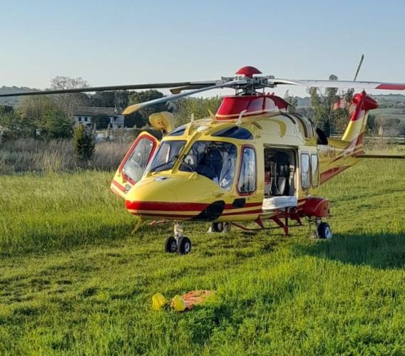 Castelraimondo, scontro frontale tra furgone e auto sulla Provinciale: muore una donna, ferito il marito
