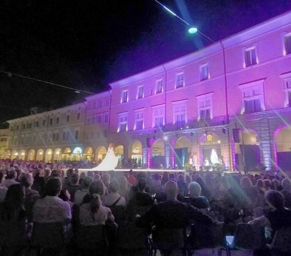San Severino, piazza del Popolo pronta ad accogliere il "Gran Galà della Moda" San Severino, piazza del Popolo pronta ad accogliere il "Gran Galà della Moda"