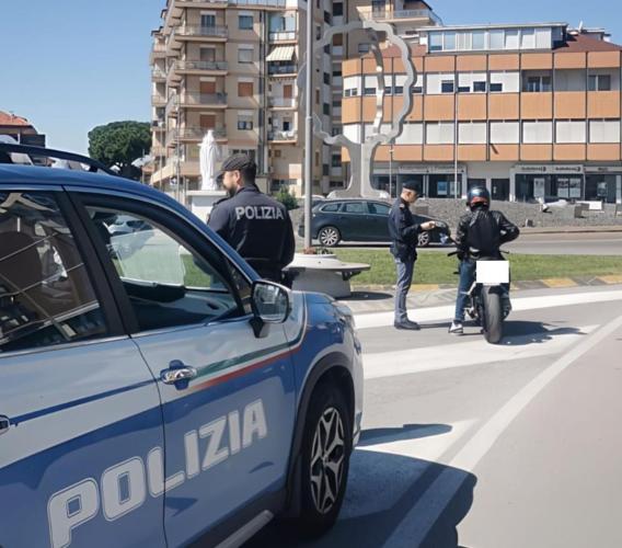Controlli straordinari a Civitanova: espulso un cittadino irregolare, oltre 60 persone identificate Controlli straordinari a Civitanova: espulso un cittadino irregolare, oltre 60 persone identificate