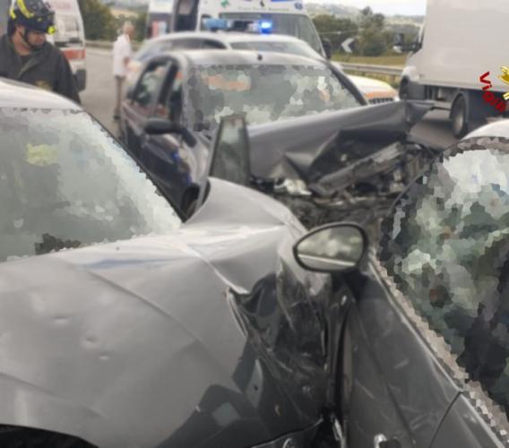 Tolentino, scontro tra quattro auto: tre feriti in ospedale, un conducente estratto dai vigili del fuoco Tolentino, scontro tra quattro auto: tre feriti in ospedale, un conducente estratto dai vigili del fuoco