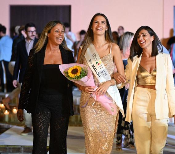 Moda, talento e messaggi autentici: Belforte in passerella conquista tutti Moda, talento e messaggi autentici: Belforte in passerella conquista tutti