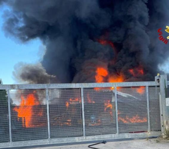 Incendio in azienda di materiali bituminosi, intervento dei Vigili del Fuoco