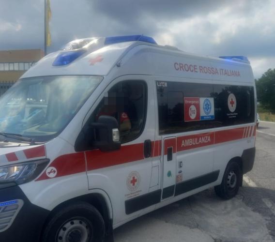 Urbisaglia: auto perde il controllo e si schianta contro una pianta, ferito trasportato a Macerata