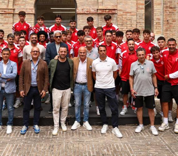 "Meglio la Maceratese che la Coppa dei Campion": la squadra incontra l'amministrazione in vista del debutto (VIDEO) "Meglio la Maceratese che la Coppa dei Campion": la squadra incontra l'amministrazione in vista del debutto (VIDEO)