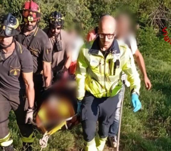 Cade da cavallo e sbatte la testa contro un ramo: soccorsa una donna Cade da cavallo e sbatte la testa contro un ramo: soccorsa una donna