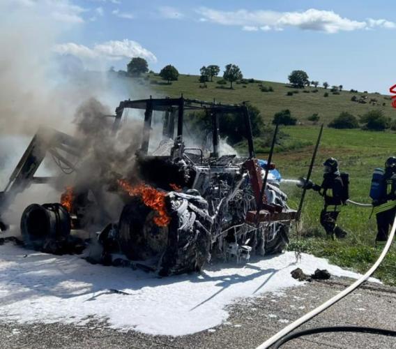 Visso - incendio trattore, intervento dei vigili del fuoco Visso - incendio trattore, intervento dei vigili del fuoco