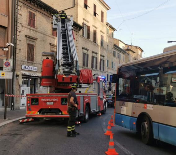 Macerata, allarme in corso Cairoli: crolla trave in un'abitazione e cede il tetto Macerata, allarme in corso Cairoli: crolla trave in un'abitazione e cede il tetto