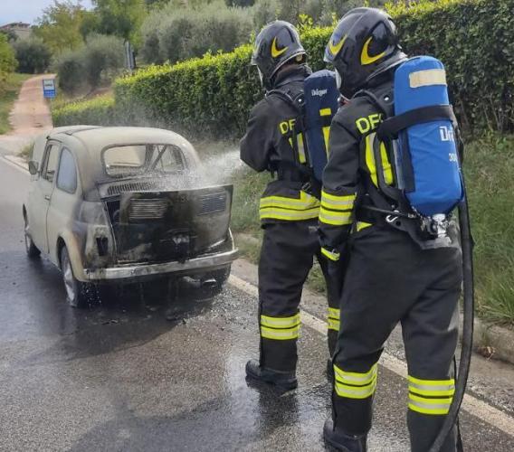 Corridonia, Fiat 500 d'epoca prende fuoco: la provinciale 34 resta chiusa al traffico