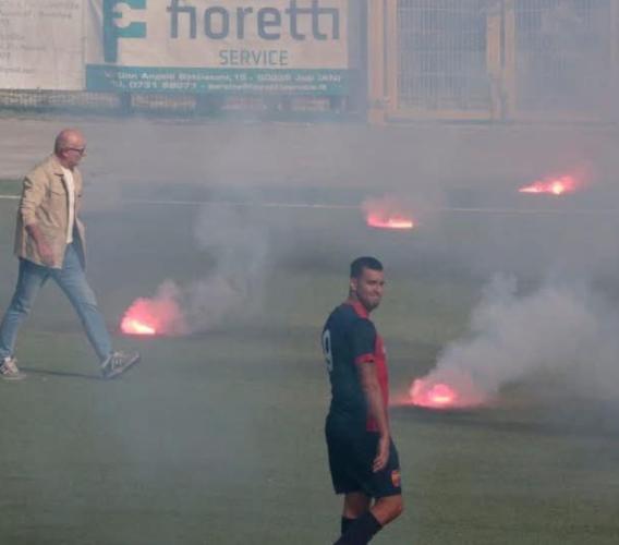 Civitanovese, tifosi in ebollizione: fumogeni in campo a Montefano. La società: "È contro i nostri valori" Civitanovese, tifosi in ebollizione: fumogeni in campo a Montefano. La società: "È contro i nostri valori"