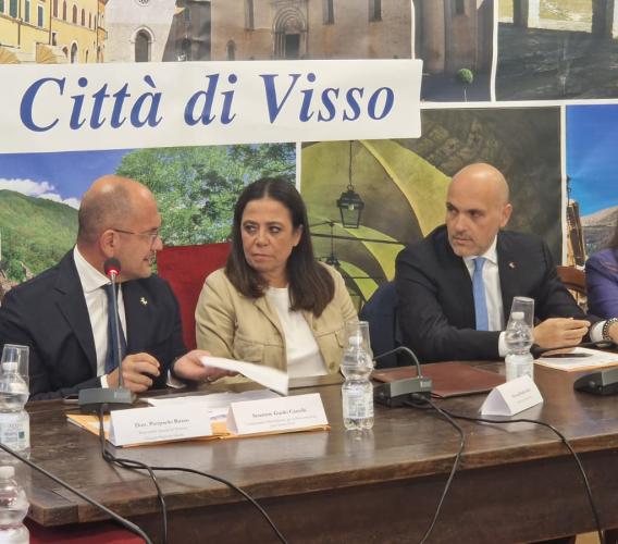 Visso, firmato il protocollo d'intesa per la nuova caserma dei Vigili del Fuoco e la sede della Croce Rossa Visso, firmato il protocollo d'intesa per la nuova caserma dei Vigili del Fuoco e la sede della Croce Rossa