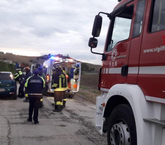 Recanati, colpisce un tombino con l'auto e finisce fuori strada: 78enne grave a Torrette Recanati, colpisce un tombino con l'auto e finisce fuori strada: 78enne grave a Torrette