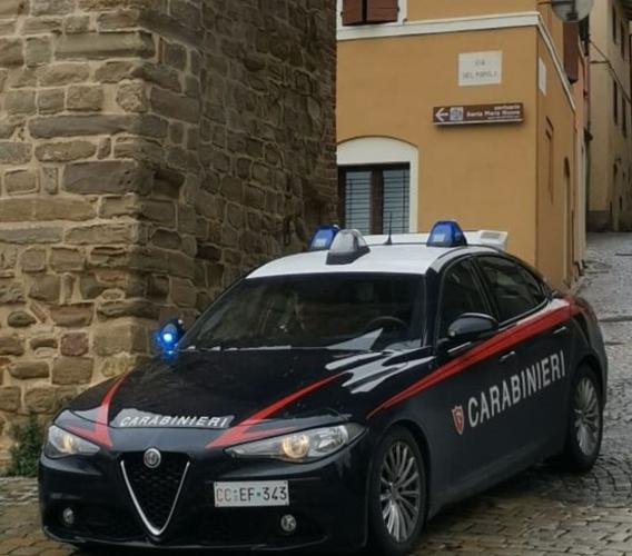 Tolentino, 33enne tenta di estorcere denaro all’ex compagno della madre e minaccia i Carabinieri: arrestato Tolentino, 33enne tenta di estorcere denaro all’ex compagno della madre e minaccia i Carabinieri: arrestato