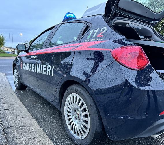 Castelraimondo, droga e spranga di ferro in auto: denunciato un 20enne Castelraimondo, droga e spranga di ferro in auto: denunciato un 20enne