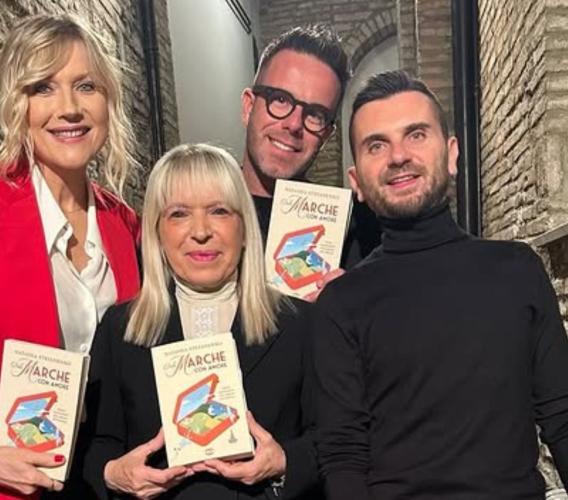 Marche da amare,  Natasha Stefanenko conquista San Severino con la sua "Guida sentimentale"