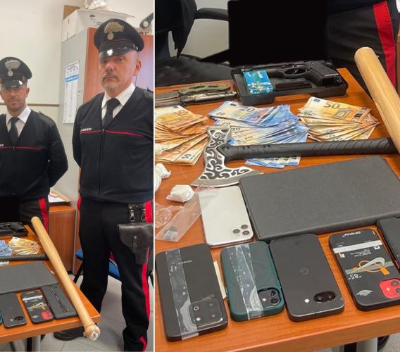 Porto Recanati - In casa aveva droga, soldi falsi, armi e 8 cellulari: arrestato 31enne