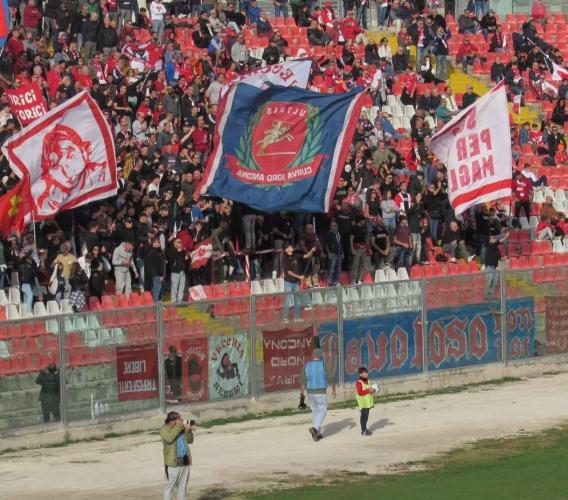 Ancona, la Curva Nord contro Polci: "Serve chiarezza sulla società. Fiducia a Maurizi e alla squadra"