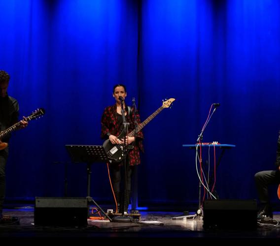 Montecosaro, "Partitura di stagioni": Serena Abrami porta la poesia di Mahvash Sabet al Teatro delle Logge
