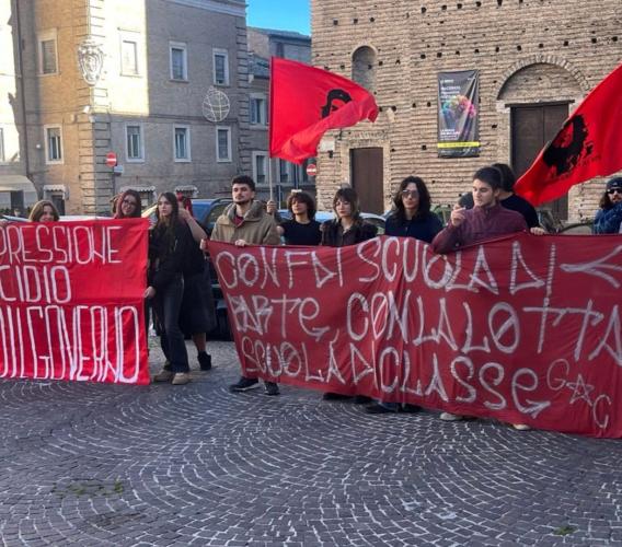 Macerata, studenti in piazza per il “No Meloni Day”: “Ci battiamo per il nostro diritto a un'istruzione democratica"