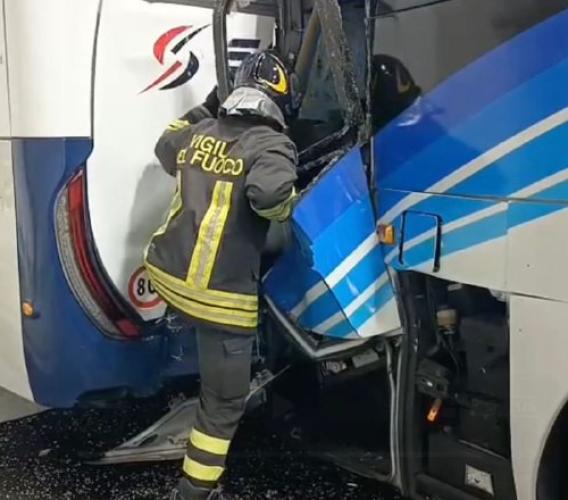 Incidente in A14,  sette feriti nel tamponamento tra un tir e due autobus in galleria