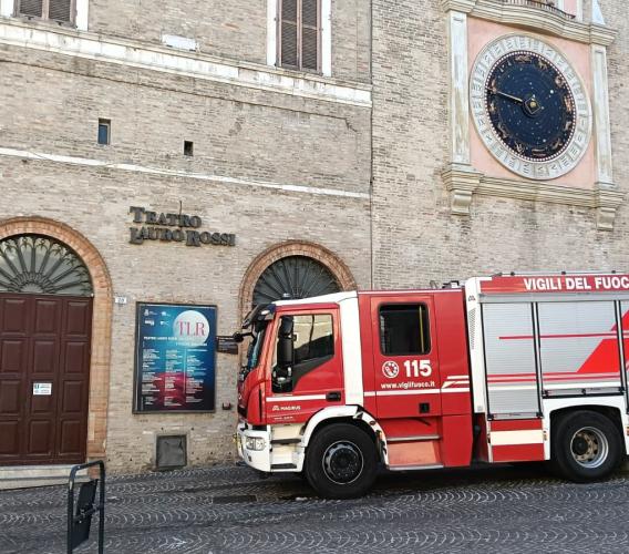 Macerata, incendio agli Antichi Forni: chiusi il Teatro Lauro Rossi e la Torre Civica (FOTO)
