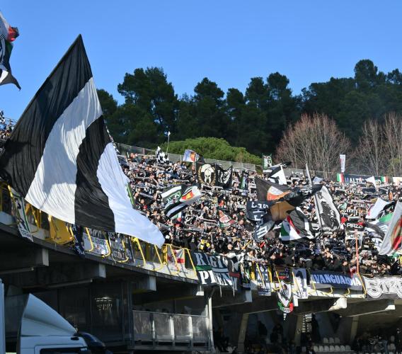 Indossa la tuta dell'Ascoli: aggredito un calciatore dell'under 15 e il fratello 12enne