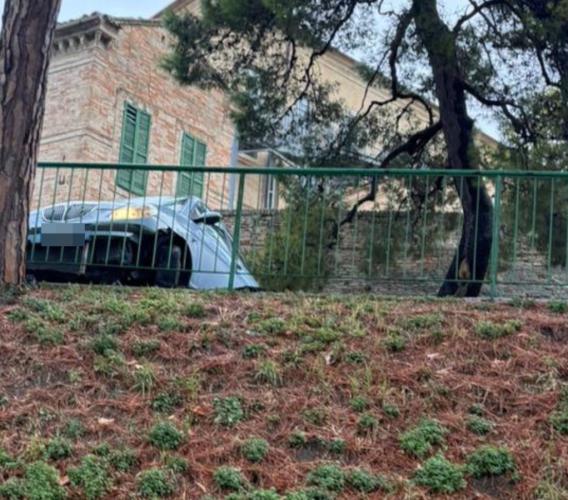 Macerata, auto rimane in bilico su un cordolo in viale Puccinotti