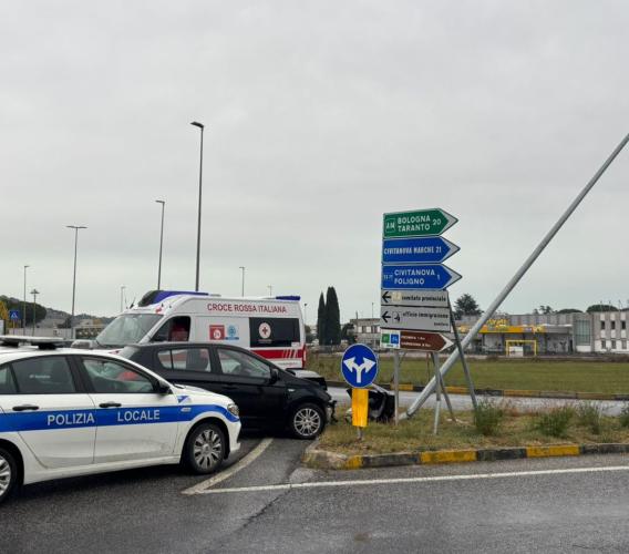 Macerata, perde il controllo dell'auto e finisce contro un palo della luce: donna al pronto soccorso (FOTO)