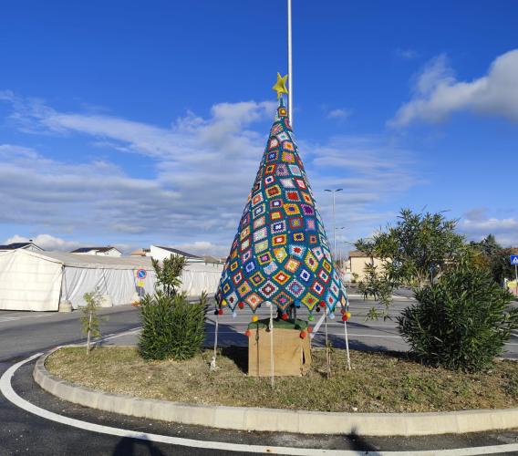 Montecassiano si accende: torna il Natale del Sambuco con mercatini, spettacoli e trenino