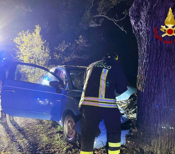 Potenza Picena, auto contro un albero: ragazza in ospedale per accertamenti