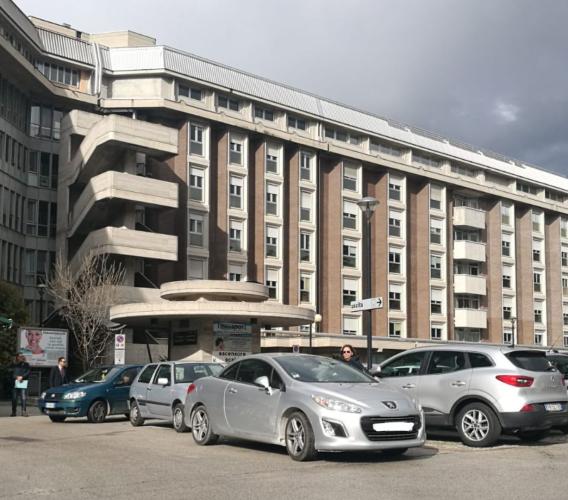 "Parcheggi dell'ospedale di Macerata: si paga più per la fila che per la sosta"