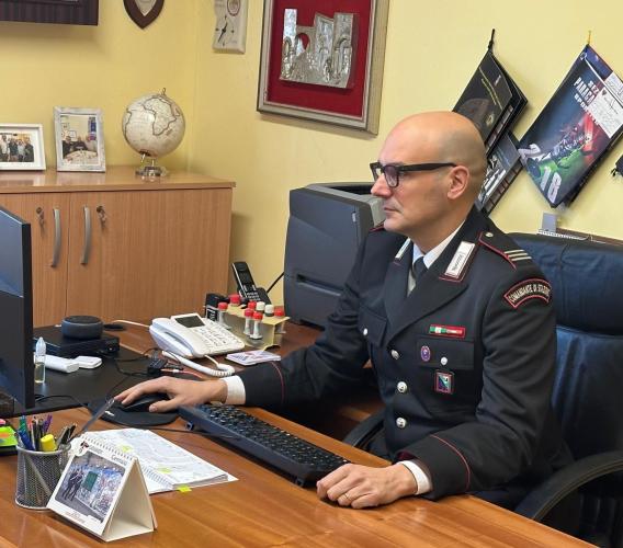 Truffa del finto broker a Treia: vittima raggirata con promesse di investimenti, denunciata 25enne