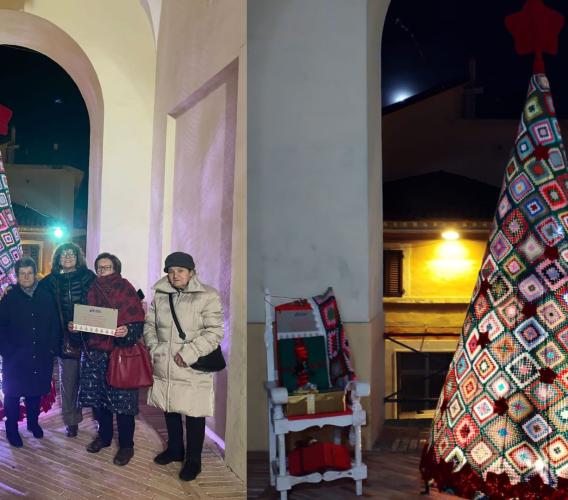 Oltre 400 piastrelle, Montefano ha il suo albero all'uncinetto: un progetto corale che illumina il paese