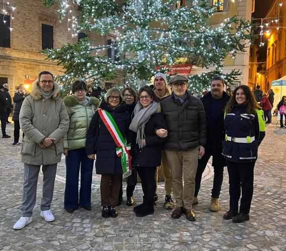 Una Magia di Luci e Comunità: Montefano Ha Acceso il Suo Natale All'Insegna del Volontariato