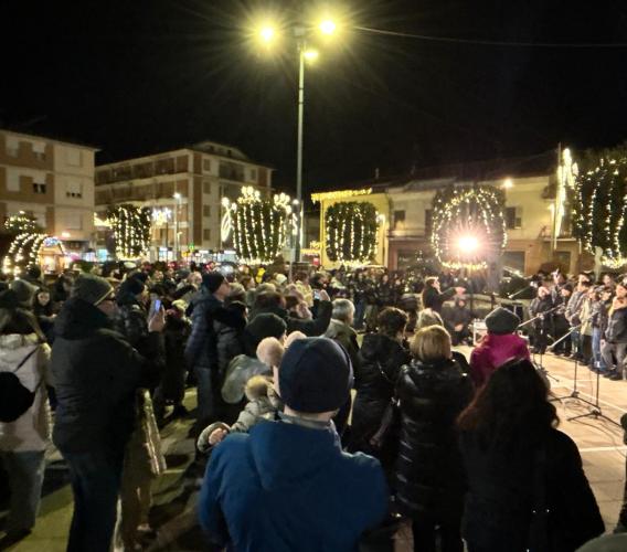 Accese le luminarie di Natale a Castelraimondo: grande partecipazione e messaggio del sindaco Leonelli