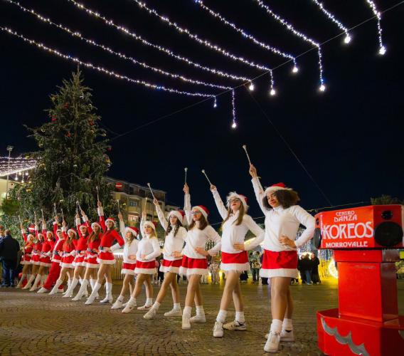 Dalle majorettes all'arrivo di Babbo Natale in 500: San Severino accende le feste in piazza del Popolo