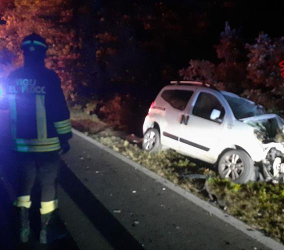Tremendo  scontro frontale tra auto e camion: muore un uomo