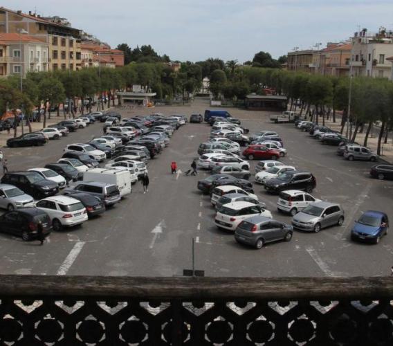 Civitanova, il Natale porta in regalo un'ora gratis di sosta in più: bastano 50 cent per l'attivazione