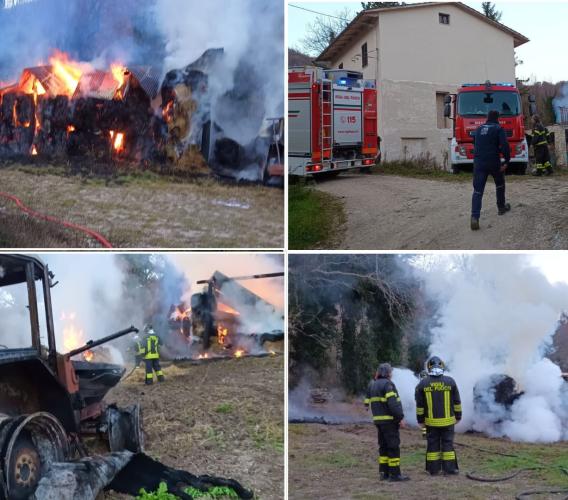Incendio a Sarnano: quattro autobotti per domare le fiamme da trattore e rotoballe (FOTO)