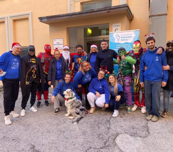 Fondazione Ospedale Salesi ETS, i supereroi acrobatici scendono dal tetto per donare un Natale speciale ai bambini