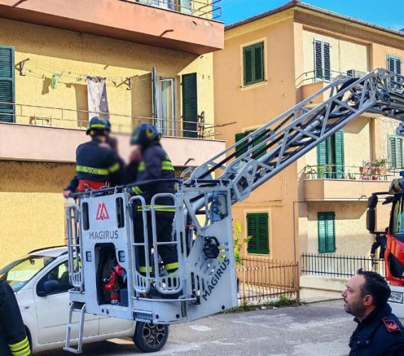 Recanati, minaccia di gettarsi dal tetto di una palazzina: uomo salvato dai Vigili del Fuoco