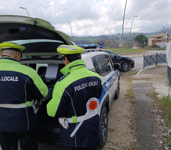 Cerca di salvare una ragazza ma prende la multa dalla Polizia Locale