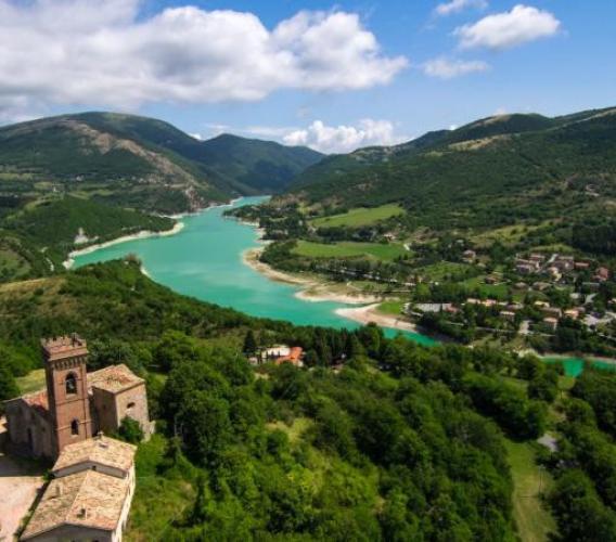 Fiastra incanta l’Italia: il Corriere della Sera lo elegge tra i sette laghi più belli da scoprire in primavera