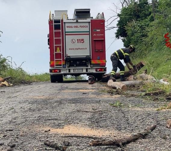 Maltempo nel Maceratese, violenta grandinata nell'entroterra: auto esce di strada a Cingoli, soccorsa una donna