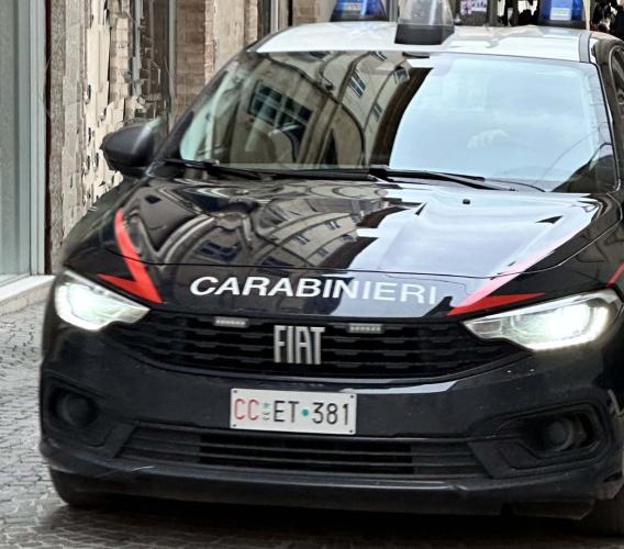 Cingoli, difende l'amica e viene afferrata al collo: studentessa ferita, denunciato 18enne