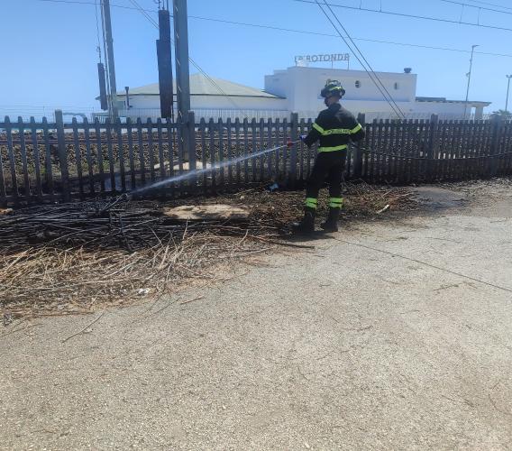 Porto Recanati, principio d'incendio a ridosso della ferrovia: non si esclude il dolo (FOTO)